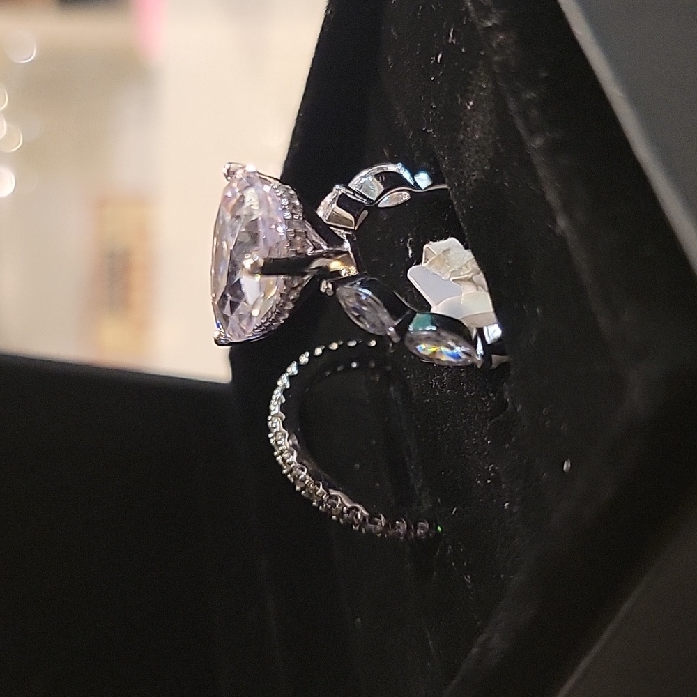 Pear shaped wedding ring set